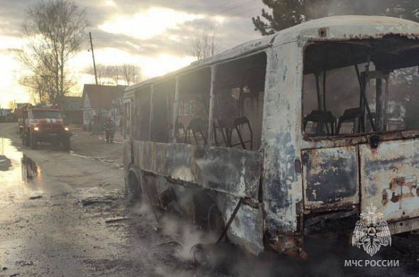 Огонь уничтожил автобус в Лежневском районе